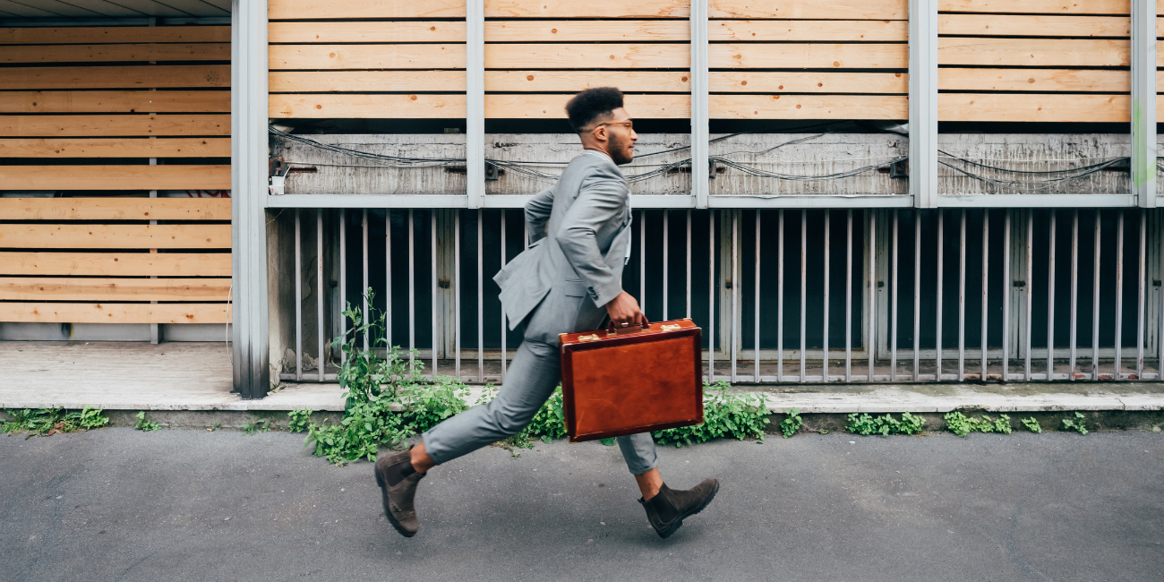 Mężczyzna spieszący się do pracy